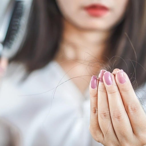 5 fatores que influenciam a queda dos fios de cabelo