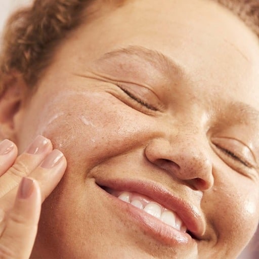 Como descobrir se a sua pele é sensível e como cuidar dela