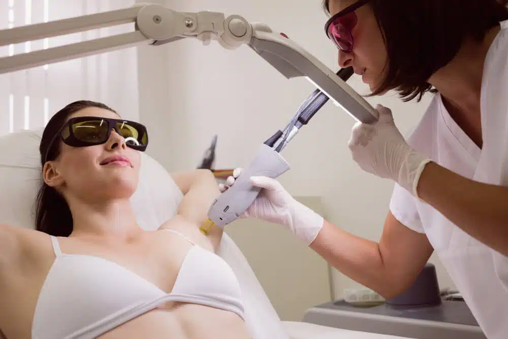 medico-realizando-depilacao-a-laser-na-pele-do-paciente